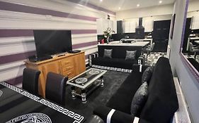Boutique Blackpool 2 Bed Grey Apartment Sleeps 10